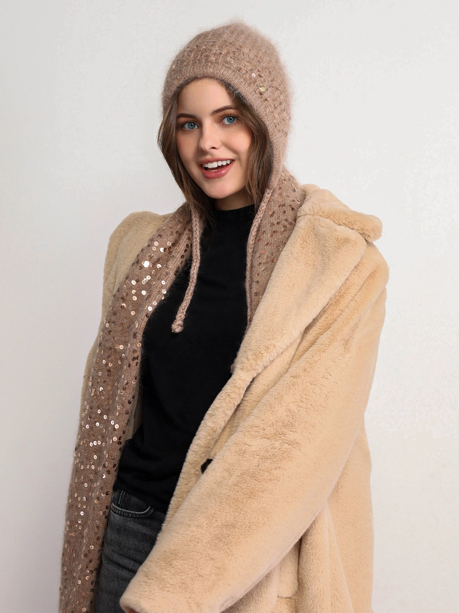 Шапка-чепчик с пайетками в ассортименте